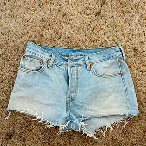 Mid-rise light wash Levi’s jeans shorts